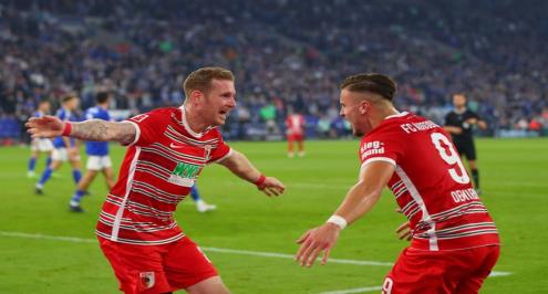 أوجسبورج يخطف فوزا مثيرا على شالكه بالدوري الألماني